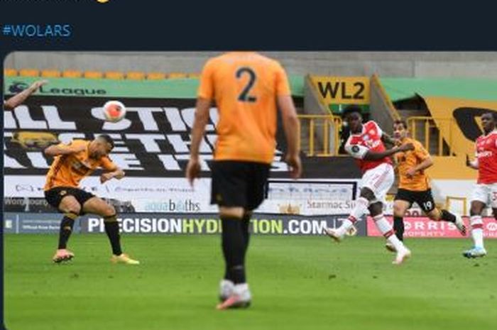 Bukayo Saka saat mencetak gol ke gawang Wolves, dalam lanjutan Liga Inggris si Molineux Stadium, Sabtu (4/7/2020).