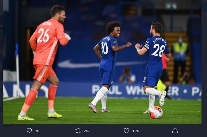 Willian (kiri) merayakan gol yang dicetaknya bersama kapten Chelsea, Cesar Azpilicueta saat menghadapi Watford pada laga pekan ke-33 Liga Inggris, Sabtu (4/7/2020) waktu setempat.