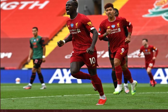 Winger Liverpool, Sadio Mane, melakukan selebrasi setelah menjebol gawang Aston Villa pada laga pekan ke-33 Liga Inggris di Stadion Anfield, Minggu (5/7/2020).