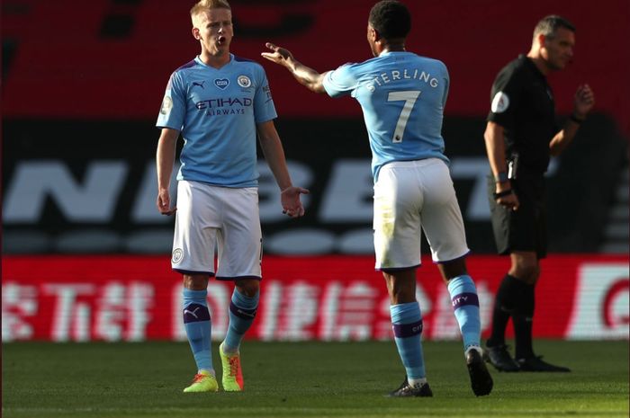 Bek Manchester City, Oleksandr Zinchenko, mendapat amukan dari Raheem Sterling setelah melakukan blunder yang berujung pada gol Southampton pada laga pekan ke-33 Liga Inggris, Minggu (5/7/2020).