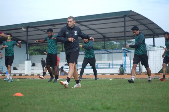 Penyerang Tira Persikabo, Silvio Escobar dengan para pemain menjalani latihan perdana di tengah pandemi Covid-19.