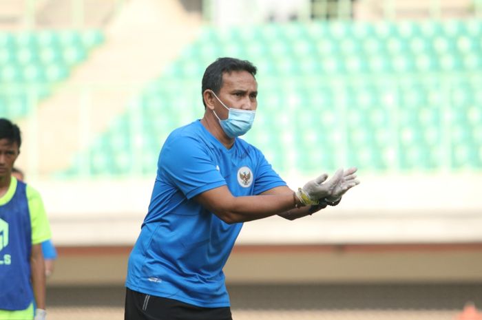 Pelatih timnas U-16 Indonesia, Bima Sakti, memimpin TC di Stadion Patriot Candrabhaga.