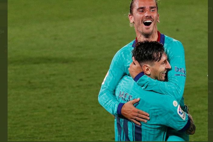 Lionel Messi memeluk Antoine Griezmann usai mencetak gol Barcelona ke gawang Villarreal dalam lanjutan Liga Spanyol, 5 Juli 2020.