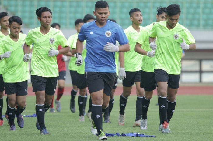 Para pemain timnas U-16 Indonesia mengenangkan sarung tangan medis saat melangsungkan TC di Stadion Patriot Candrabhaga, Bekasi, Jawa Barat pada Senin (6/7/2020)