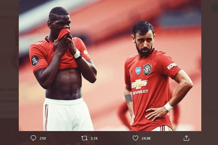 Bruno Fernandes (kanan) dan Paul Pogba berdiskusi sebelum mengeksekusi tendangan bebas untuk Manchester United.