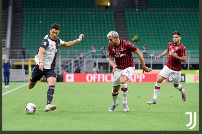 Aksi Cristiano Ronaldo dalam duel Liga Italia antara AC Milan vs Juventus di San Siro, 7 Juli 2020.