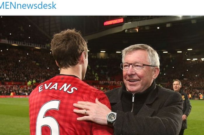 Mantan pemain Manchester United, Jonny Evans (kiri), dirangkul oleh sang pelatih legendaris, Sir Alex Ferguson.