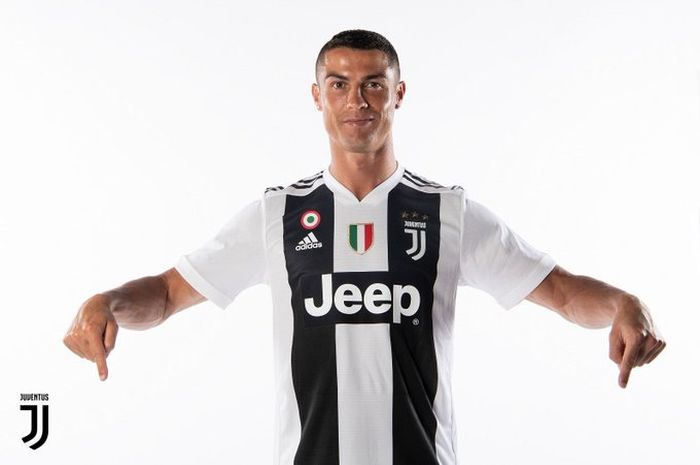 Cristiano Ronaldo saat berfoto dengan kostum Juventus.