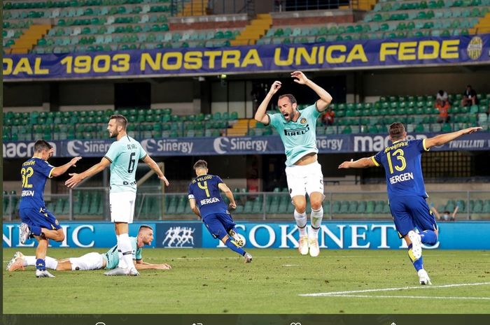 Ekspresi kekecewaan para pemain Inter Milan usai gawang timnya dibobol pemain Hellas Verona, Miguel Veloso, yang membuat mereka harus puas bermain imbang 2-2 pada laga pekan ke-31 Liga Italia, Kamis (9/7/2020).