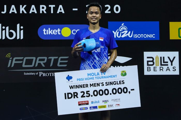 Pemain tunggal putra Anthony Sinisuka Ginting berpose di atas podium kampiun PBSI Home Tournament yang berlangsung di Hall Pelatnas PBSI, Cipayung, Jakarta Timur, Jumat (10/7/2020).