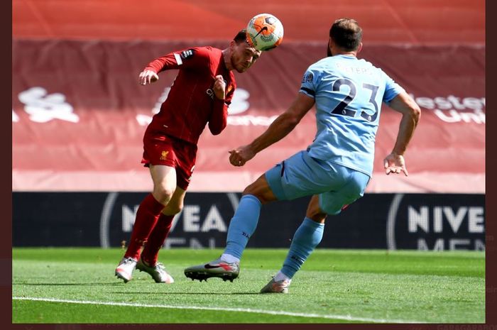 Andy Robertson mencetak gol Liverpool ke gawang Burnley dalam partai Liga Inggris di Anfield, 11 Juli 2020.