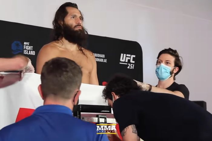 Petarung kelas welter, Jorge Masvidal, melepas seluruh pakaiannya ketika melakukan sesi timbang badan menjelang UFC 251 di Fight Island, Abu Dhabi, Uni Emirat Arab, Jumat (10/7/2020).