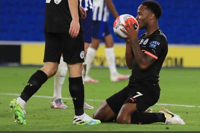 Selebrasi Raheem Sterling saat Manchester City berpesta gol melawan Brigton and Hove Albion di Amex Stadium, Sabtu (11/7/2020).  