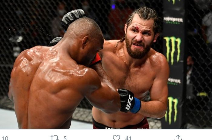 Laga Kamaru Usman (kiri) lawan Jorge Masvidal dalam perebutan sabuk juara kelas welter di UFC 251.