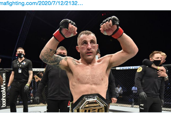 Juara Kelas Bulu UFC, Alexander Volkanovski.