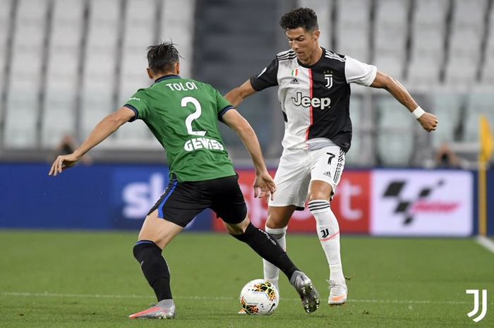 Aksi megabintang Juventus, Cristiano Ronaldo, dalam duel melawan Atalanta pada Sabtu (11/7/2020).