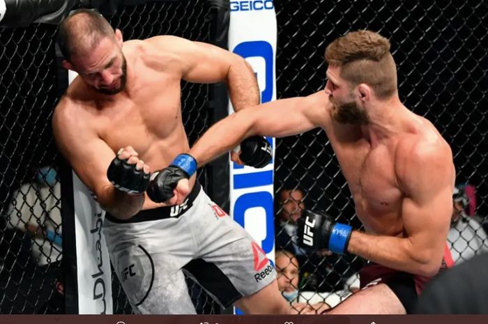 Jiri Prochazka (kanan) saat menumbangkan Volkan Oezdemir (kiri) dalam UFC 251, Minggu (12/7/2020)