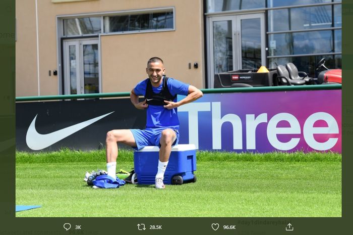 Winger asal Maroko, Hakim Ziyech, menjalani latihan ringan di pusat latihan Chelsea.