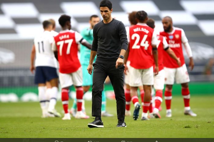 Mikel Arteta saat berjalan meninggalkan anak asuhnya usai kalah 1-2 dari Tottenham Hotspur.