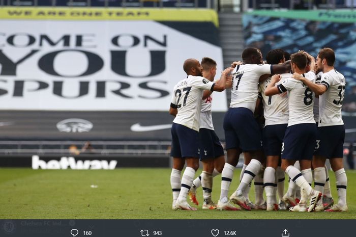 Momen para pemain Tottenham Hotspur merayakan gol dalam pertandingan derbi London di Tottenham Hotspur Stadium, Minggu (12/7/2020).