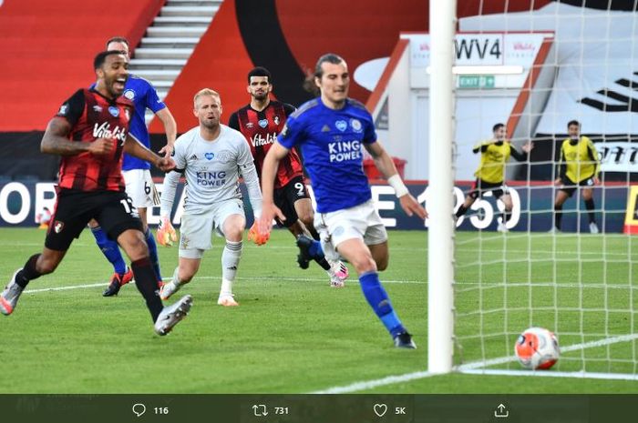 Bek Leicester City, Caglar Soyuncu, mengejar bola yang masuk ke gawang Leicester City.