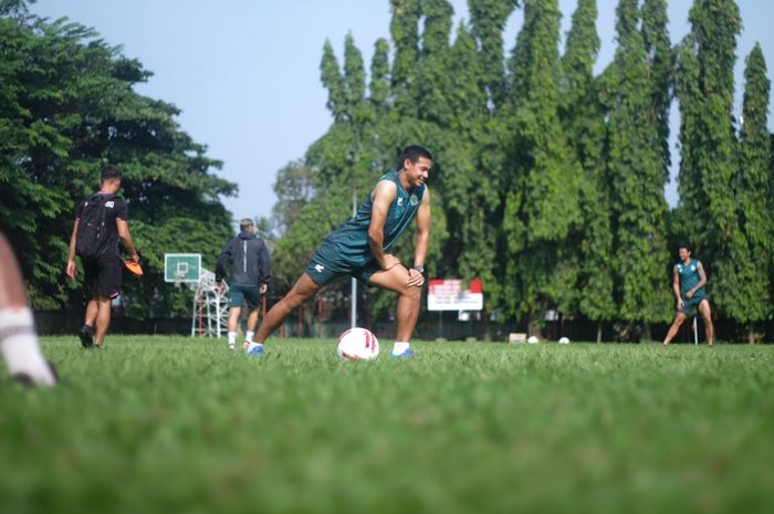 Bek Tira Persikabo, Andy Setyo Nugroho, dalam latihan tim di Lapangan Pusat Pendidikan Zeni Angkatan Darat (PUSDIKZI AD), Air Mancur, Kota Bogor, Selasa (14/7/2020).