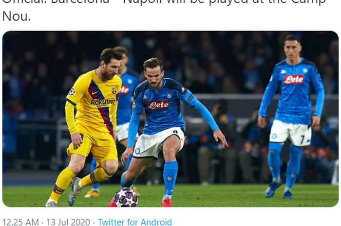 Kapten Barcelona, Lionel Messi (kiri) saat berusaha melewati pemain Napoli di pertandingan leg pertama babak 16 besar Liga Champions 2019-2020.