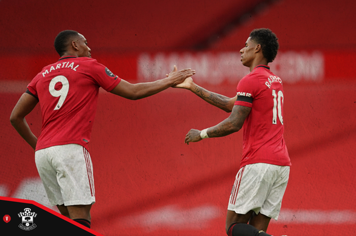 Striker Manchester United, Anthony Martial dan Marcus Rashford, melakukan selebrasi dalam laga Liga Inggris kontra Southampton di Stadion Old Trafford, Senin (13/7/2020).