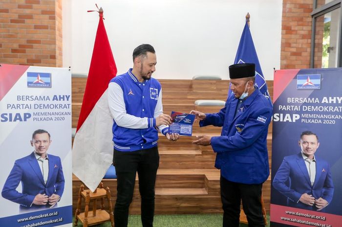 Pelatih Madura United, Rahmad Darmawan, bersama Ketua Umum Partai Demokrat, Agus Harimurti Yudhoyono