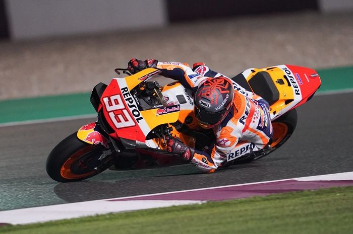 Aksi pembalap Repsol Honda, Marc Marquez, saat melakoni tes pramusim MotoGP 2020 di Sirkuit Losail, Qatar, pada Sabtu (22/2/2020).