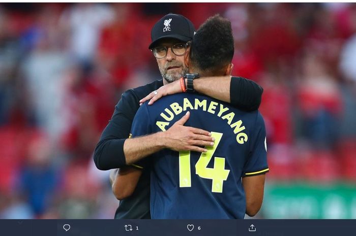 Pelatih Liverpool, Juergen Klopp, memeluk striker Arsenal, Pierre-Emerick Aubameyang.