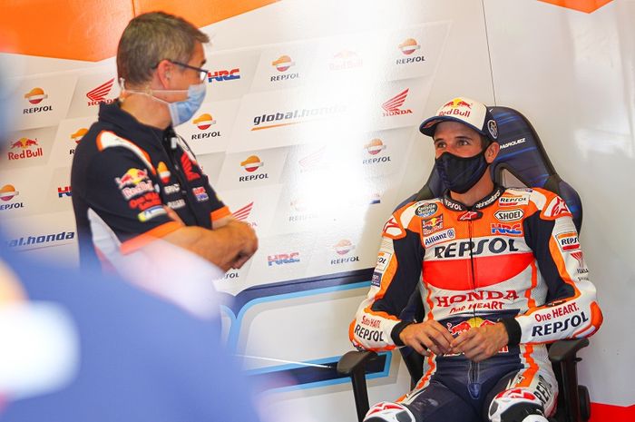 Pembalap Repsol Honda, Alex Marquez, berbicara dengan kru di sela-sela sesi tes menjelang seri pembuka MotoGP Spanyol di Sirkuit Jerez, Spanyol, 15 Juli 2020.