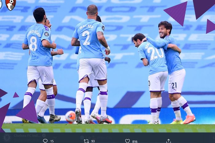 David Silva disambut rekan-rekannya usai membobol gawang Bournemouth via tendangan bebas pada laga pekan ke-36 Liga Inggris di Stadion Etihad, Rabu (15/7/2020).