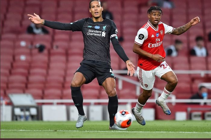 Bek Liveprool, Virgil van Dijk, dalam laga kontra Arsenal pada Rabu (15/7/2020).