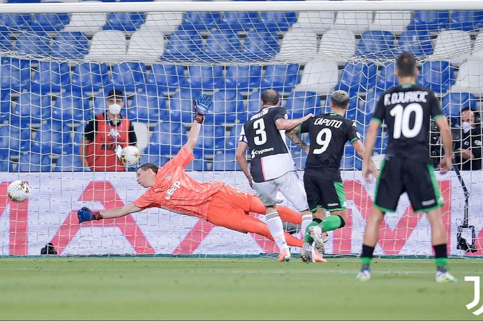 Momen Wojciech Szczesny melakukan penyelamatan krusial jelang berakhirnya pertandingan babak kedua antara Juventus dan Sassuolo pada laga pekan ke-33 Liga Italia, Rabu (15/7/2020).