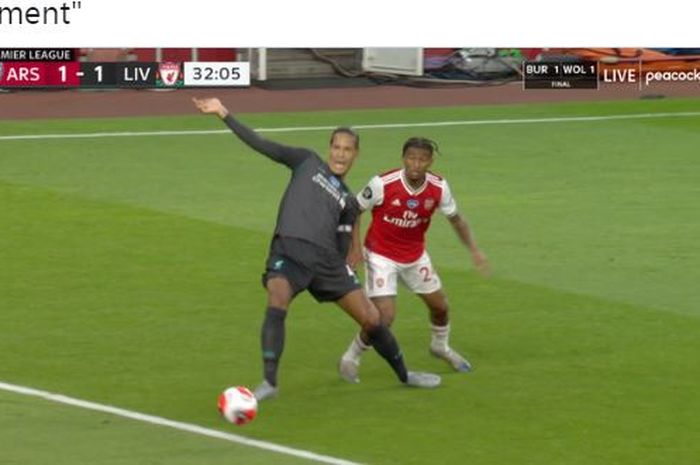 Bek Liverpool, Virgil van Dijk, melakukan pembelaan usai melakukan blunder memalukan pada menit ke-32 dalam laga kontra Arsenal di Stadion Emirates, Rabu (15/6/2020).