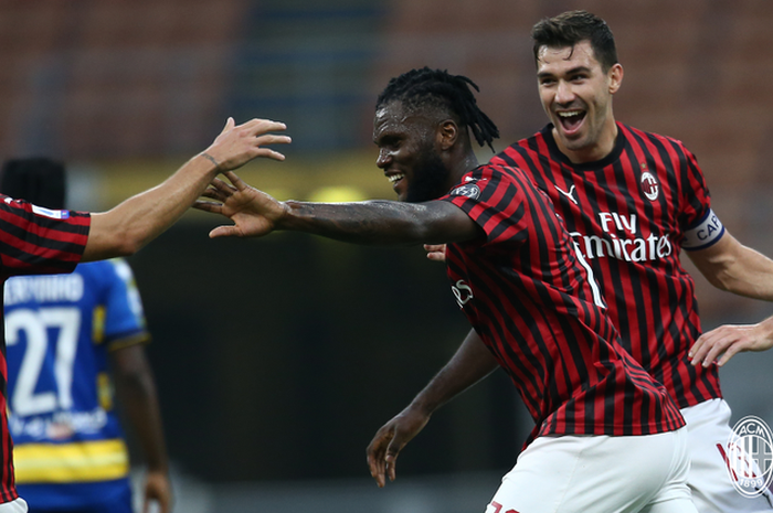 Gelandang AC Milan, Franck Kessie, merayakan gol yang dicetak ke gawang Parma dalam laga Liga Italia di Stadion San Siro, Rabu (15/7/2020).