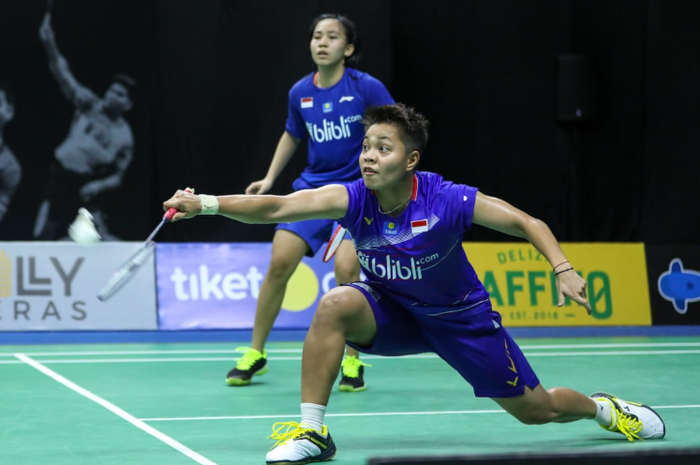 Apriyani Rahayu (kanan)/Mychelle Crhystine Bandaso saat beraksi di Hall Pelatnas PBSI Cipayung, Jakarta Timur, DKI Jakarta, Kamis (16/7/2020). Pasangan ganda putri Indonesia itu bertanding dalam ajang PBSI Home Tournament. 