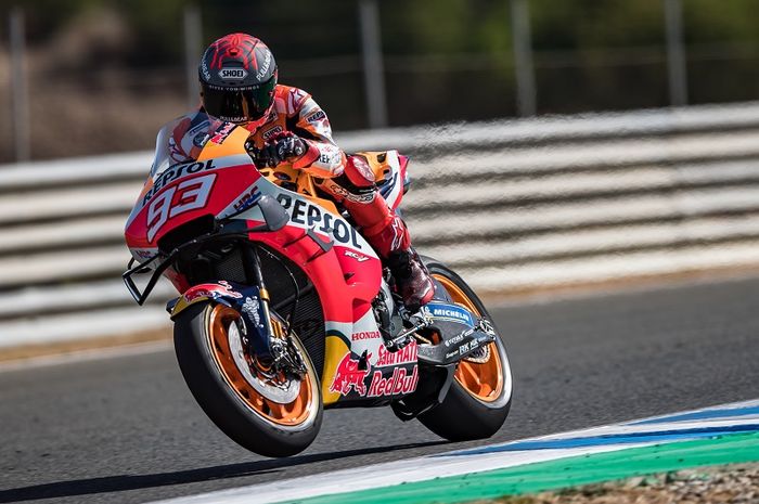 Pembalap Repsol Honda, Marc Marquez, memacu motornya pada sesi tes menjelang seri MotoGP Spanyol di Sirkuit Jerez, Spanyol, 15 Juli 2020.