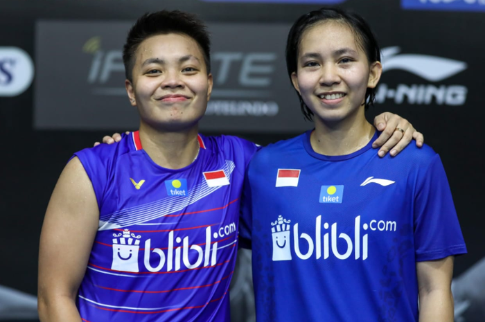 Pasangan ganda putri Indonesia, Apriyani Rahayu/Mychelle Crhystine Bandaso, berfoto usai sukses menjuarai grup K PBSI Home Tournament pada Kamis (16/7/2020).