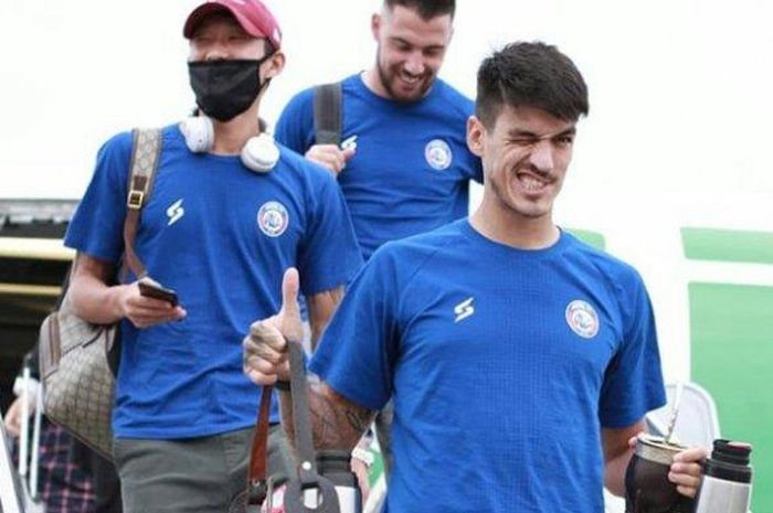 Dua pemain asing Arema FC, Oh In-kyun (kiri, mengenakan masker) dan Matias Malvino (kanan), belum bisa kembali ke Indonesia karena terhalang peraturan pemerintah.