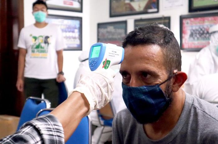 Pelatih fisik Arema FC, Marcos Gonzales saat rapid test gelombang pertama di Kantor Arema, Jumat (17/07/2020).