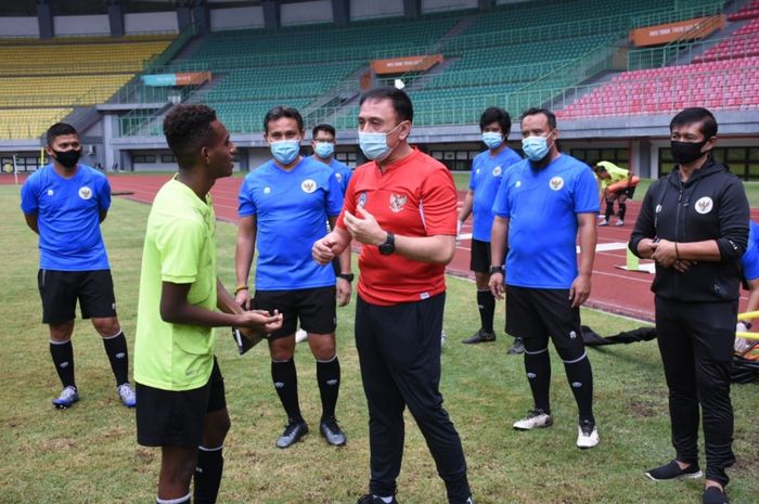 Ketua Umum PSSI, Mochamad Iriawan, berkunjung ke pemusatan latihan timnas u-16 Indonesia di Stadion Patriot Candrabhaga, Kamis (16/7/2020).