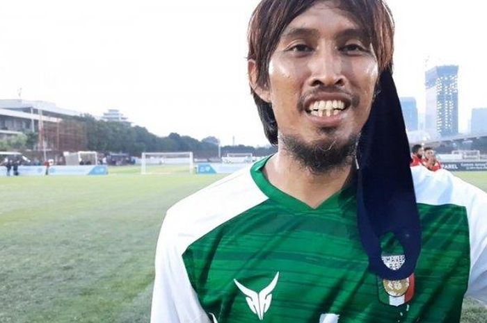  Legenda sepakbola Indonesia, Budi Sudarsono saat diwawancarai setelah menjalani pertandingan dalam acara reuni para pemain Timnas Indonesia Era 1970 &ndash; 2000 an di Lapangan Aldiron, Jakarta.