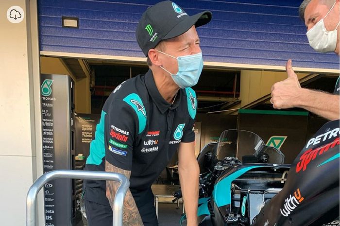 Pebalap Petronas Yamaha SRT Fabio Quartararo memperlihatkan ekspresi kesulitan saat menghadapi motornya di Sirkuit Jerez, Spanyol.