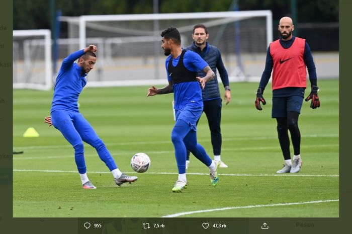 Hakim Ziyech (kiri) sedang diawasi oleh Frank Lampard ketika menjalani latihan bersama skuad Chelsea.