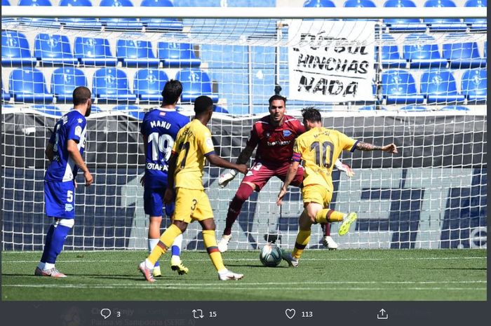 Lionel Messi mencetak gol Barcelona ke gawang Deportivo Alaves dalam lanjutan Liga Spanyol, 19 Juli 2020.