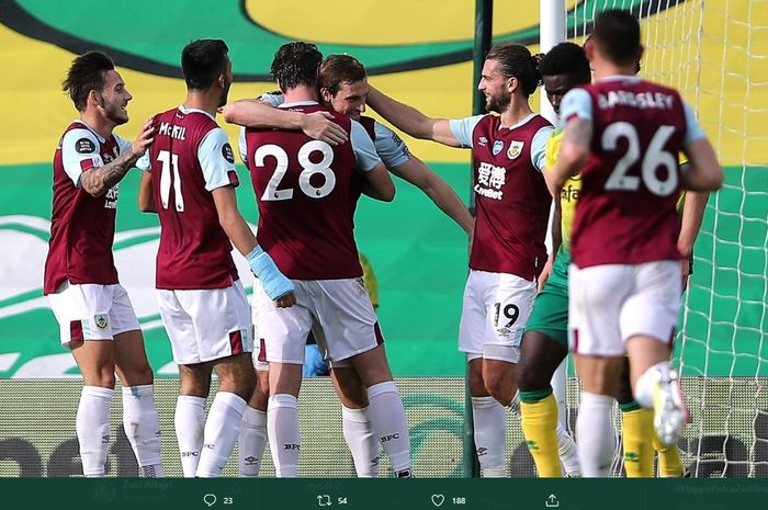 Para pemain Burnley merayakan gol Chris Wood ke gawang Norwich City dalam laga pekan ke-37 Liga Inggris 2019-2020.