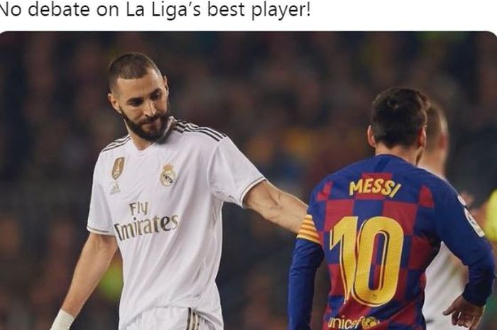 Striker Real Madrid, Karim Benzema, berpapasan dengan kapten Barcelona, Lionel Messi.