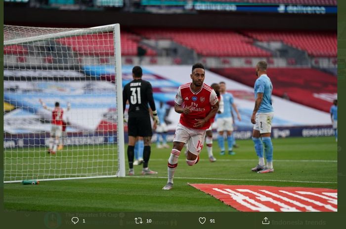 Pierre-Emerick Aubameyang mencetak gol dalam laga semifinal Piala FA antara Arsenal vs Manchester City di Wembley, London, 18 Juli 2020.